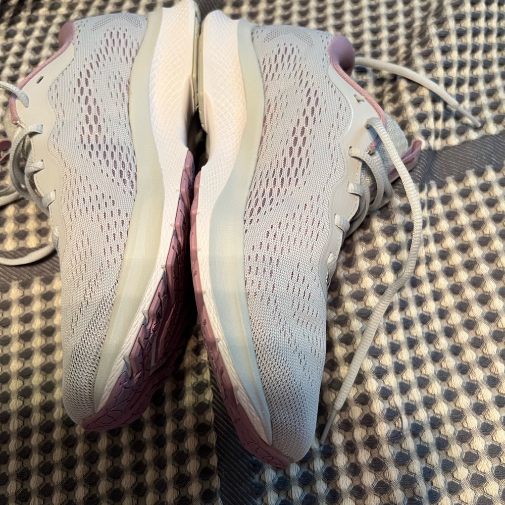 Under Armour women’s size 7.5 grey and lavender. - Picture 5 of 7